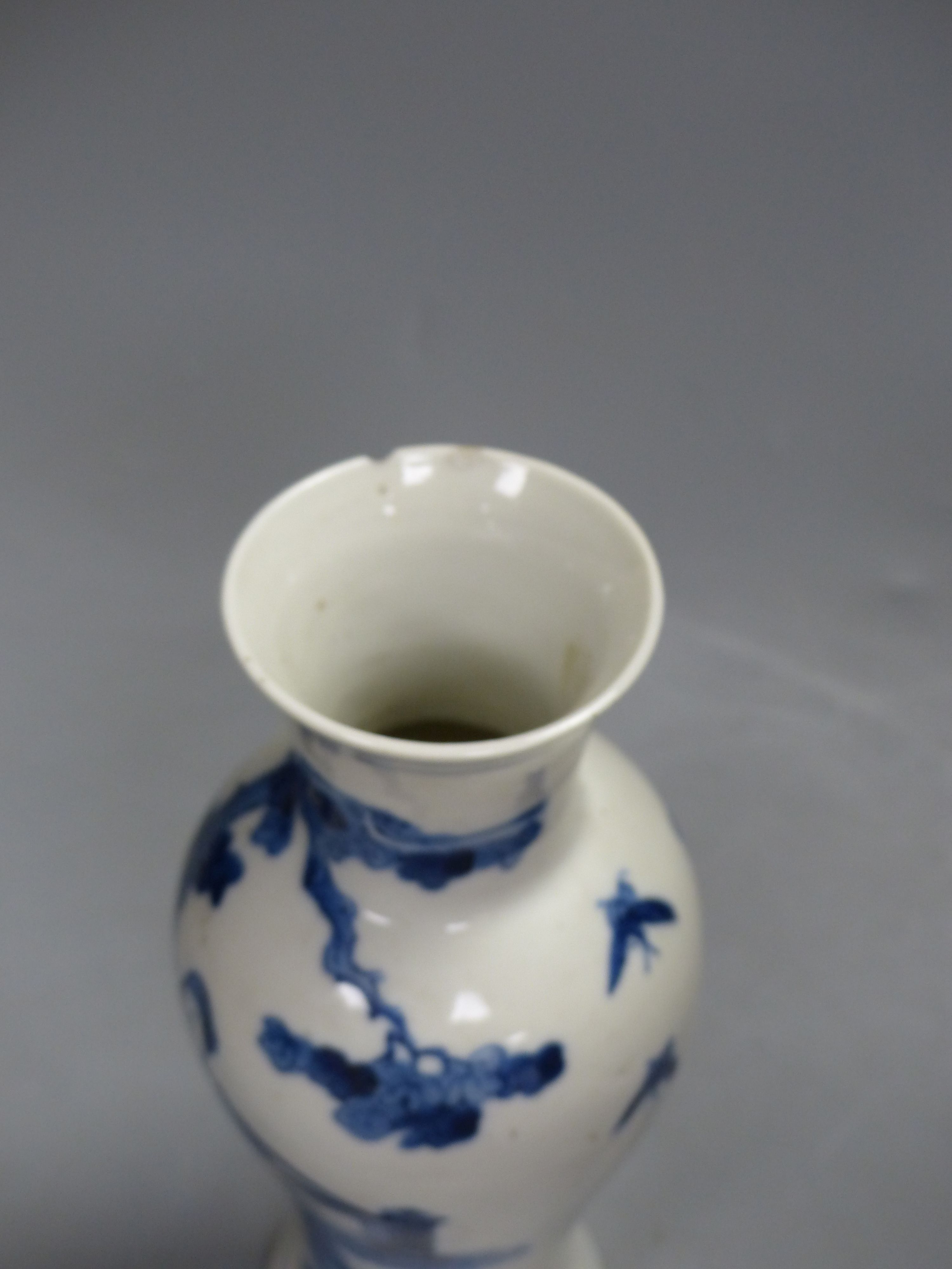 A 19th century Chinese blue and white vase, height 21cm